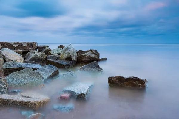 Mooi landschap van de Baltische zee met stenen Golfbreker. Rustige lange blootstelling landschap — Stockfoto
