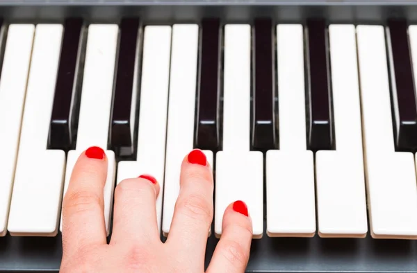 Hand spelen op toetsenbord. — Stockfoto