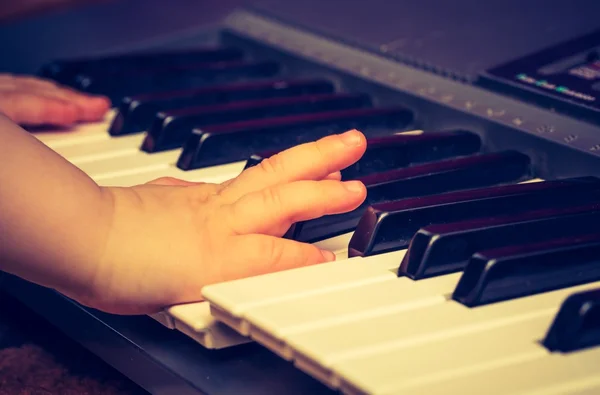 Kind spielt auf Tastatur. — Stockfoto