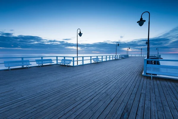 Bellissimo paesaggio marino del mattino con molo in legno — Foto Stock