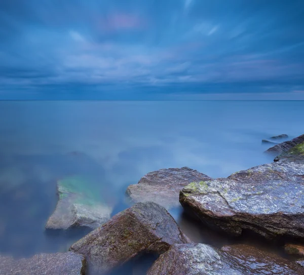 Bela paisagem do mar Báltico com quebra-mar de pedra . — Fotografia de Stock
