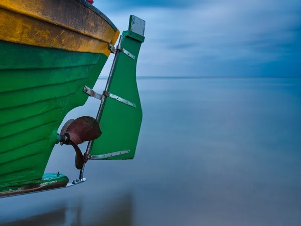 Landskap med Östersjön. Fiskebåt på stranden. Lugn kväll landskap. — Stockfoto