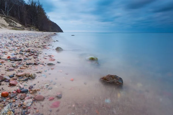 Bela costa rochosa do mar ao nascer ou ao pôr do sol . — Fotografia de Stock
