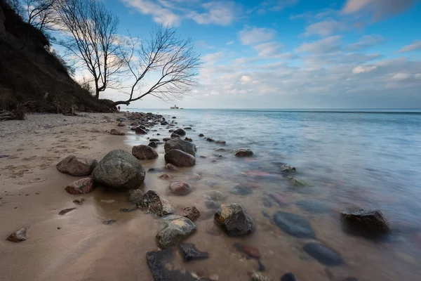 Bella spiaggia rocciosa all'alba o al tramonto . — Foto Stock