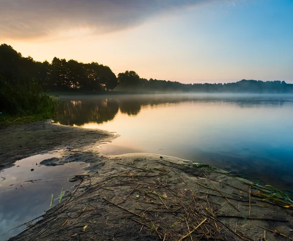 Krásný východ slunce nad zamlžené jezero. — Stock fotografie