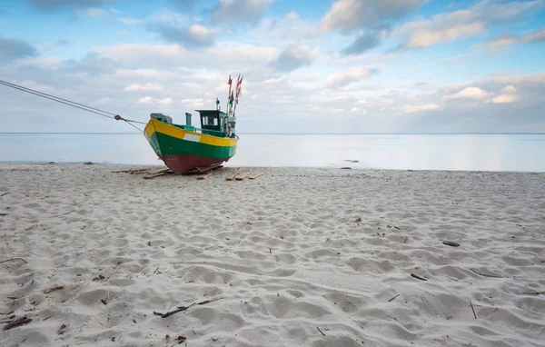 Barco de pesca en la playa. — Foto de Stock