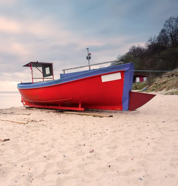 Barco de pesca en la playa. — Foto de Stock