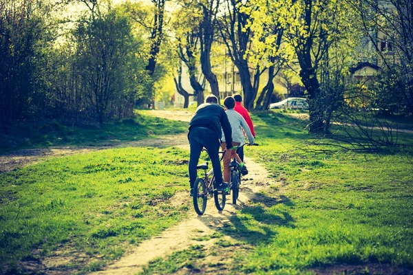 Meninos andando de bicicleta no parque — Fotografia de Stock