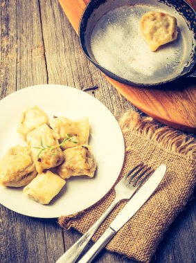 Kızarmış köfte soğan ile