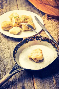 Kızarmış köfte soğan ile