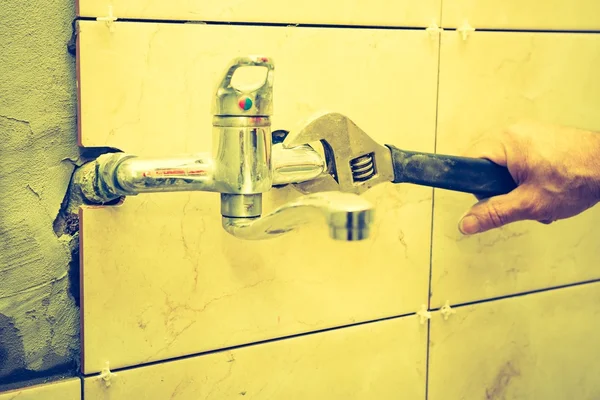 Mason manos trabajando con azulejos — Foto de Stock