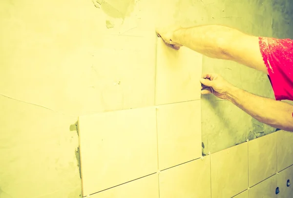 Mason manos trabajando con azulejos — Foto de Stock