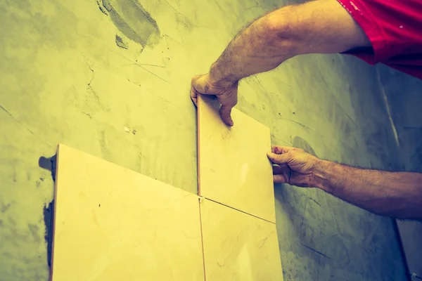 Mason manos trabajando con azulejos — Foto de Stock