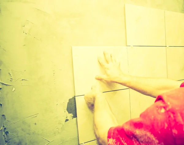 Mason manos trabajando con azulejos — Foto de Stock