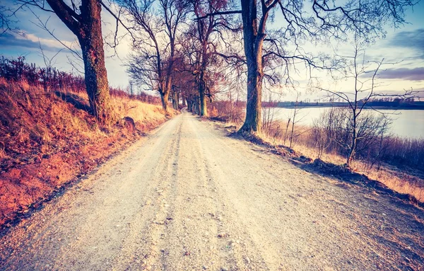 Gepflügtes Feld in ruhiger Landschaft — Stockfoto