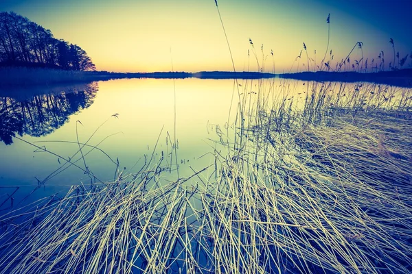 Hermoso atardecer sobre lago tranquilo —  Fotos de Stock