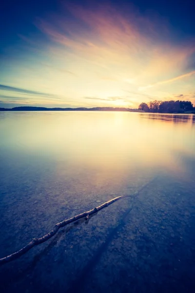 Puesta de sol sobre lago tranquilo —  Fotos de Stock