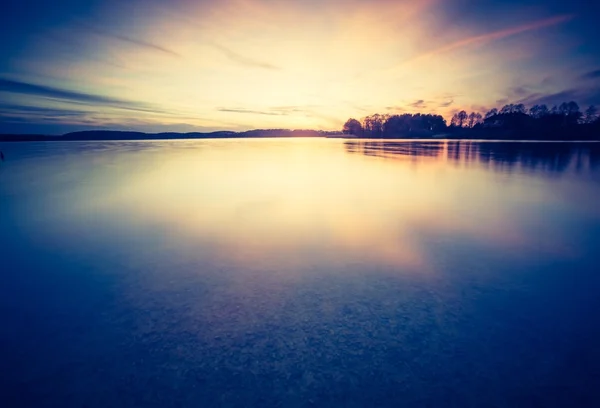Zachód słońca nad spokojnym jeziorem — Zdjęcie stockowe