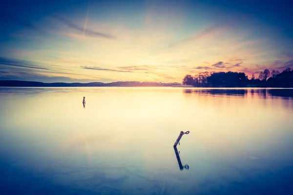 Pôr do sol sobre lago calmo — Fotografia de Stock