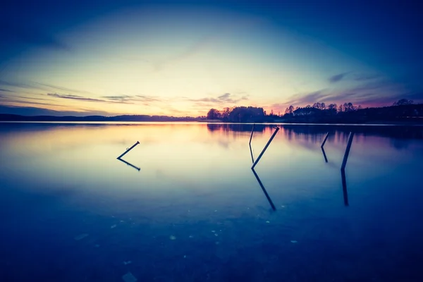 Όμορφο ηλιοβασίλεμα πάνω από την ήρεμη λίμνη — Φωτογραφία Αρχείου