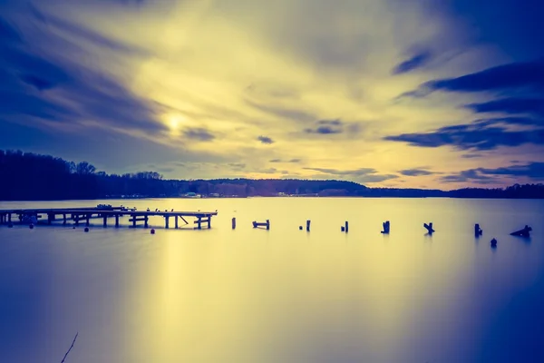 Hermoso atardecer sobre lago tranquilo — Foto de Stock