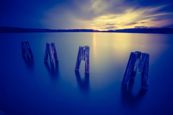 Foto vintage de la hermosa puesta de sol sobre el lago tranquilo — Foto de Stock