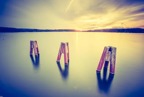 Foto vintage de la hermosa puesta de sol sobre el lago tranquilo — Foto de Stock