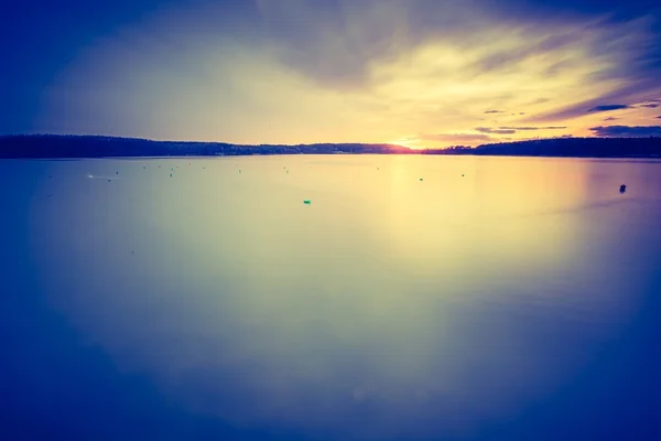 Pôr do sol sobre lago calmo — Fotografia de Stock