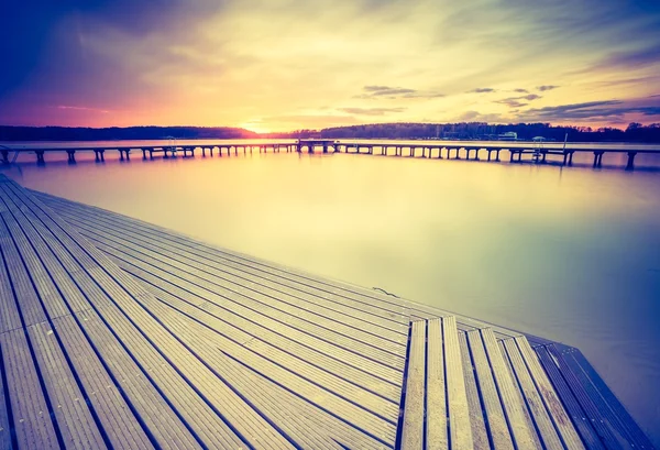 Solnedgång över lugn lake — Stockfoto