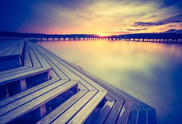 Pôr do sol sobre lago calmo — Fotografia de Stock