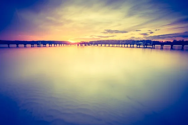 Západ slunce nad klidné jezero — Stock fotografie