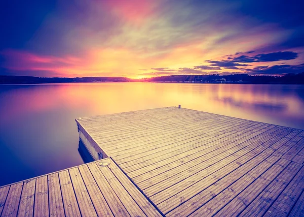 Západ slunce nad klidné jezero — Stock fotografie