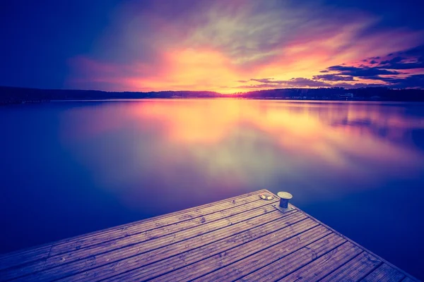 Sakin gölün üzerinde güzel bir gün batımı — Stok fotoğraf
