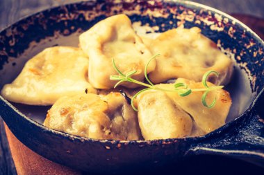 Kızarmış köfte soğan ile