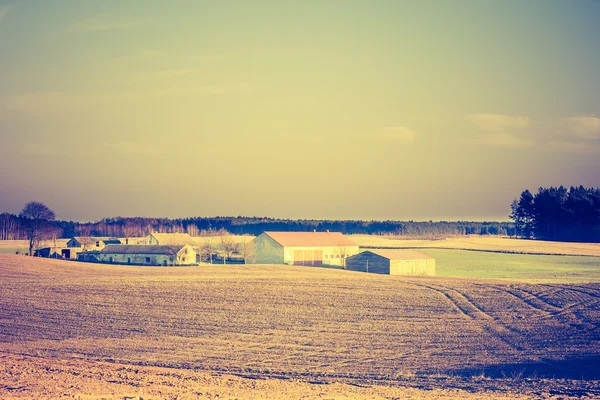 Винтажное фото вспаханного поля в спокойной сельской местности — стоковое фото
