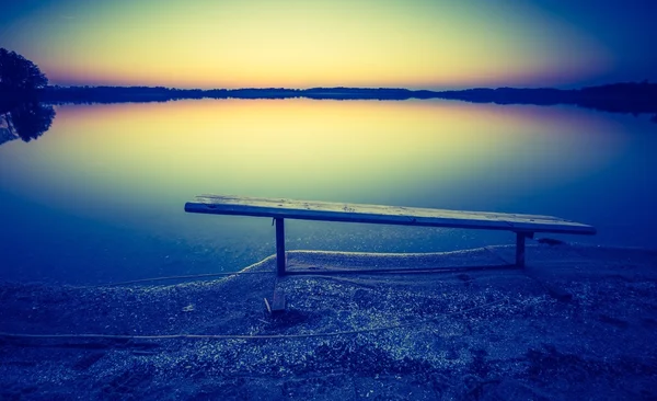 Vintage foto de belo pôr do sol sobre lago calmo — Fotografia de Stock