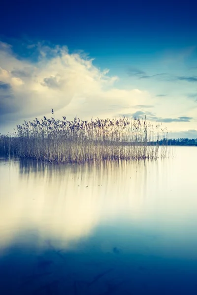 Tramonto sul lago calmo — Foto Stock