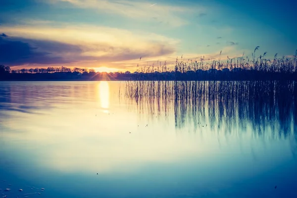 Coucher de soleil sur un lac calme — Photo