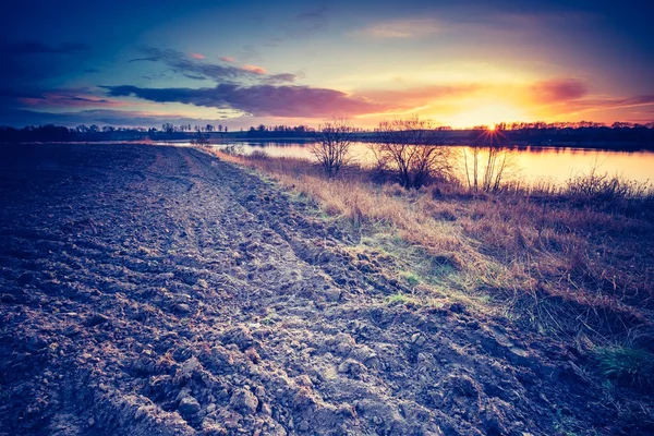 Zonsondergang over rustige lake — Stockfoto