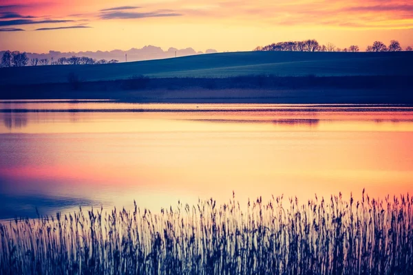 Coucher de soleil sur un lac calme — Photo