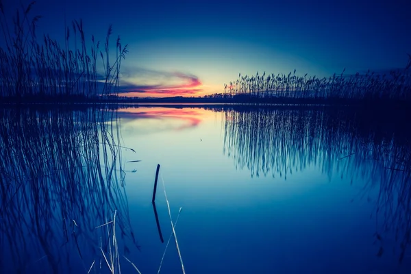 Pôr do sol sobre lago calmo — Fotografia de Stock