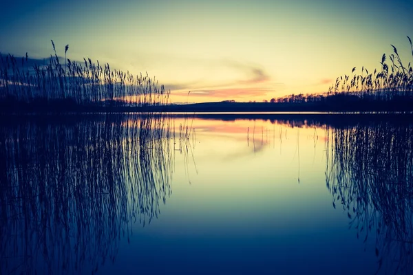 Puesta de sol sobre lago tranquilo —  Fotos de Stock