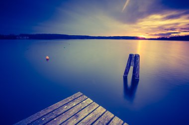 Sakin göl üzerinden günbatımı