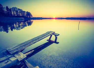 Sakin gölün üzerinde güzel bir gün batımı