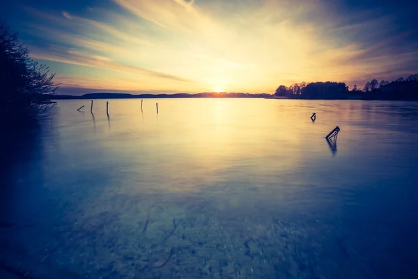 Pôr do sol sobre lago calmo — Fotografia de Stock