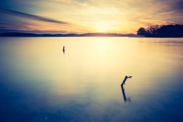 Pôr do sol sobre lago calmo — Fotografia de Stock