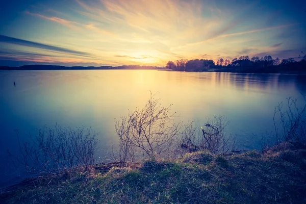 Puesta de sol sobre lago tranquilo —  Fotos de Stock