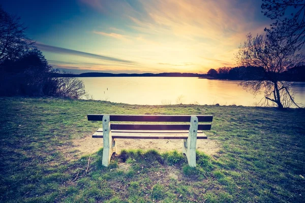 Photo vintage de magnifique coucher de soleil sur un lac calme — Photo