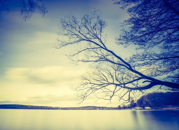 Západ slunce nad klidné jezero — Stock fotografie