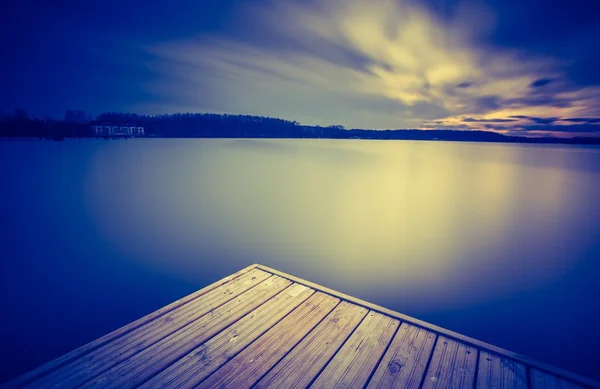 Pôr do sol sobre lago calmo — Fotografia de Stock